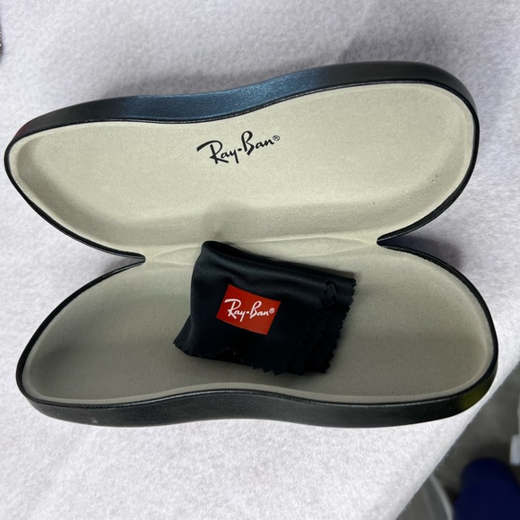 Ray-Ban Eyeglass/Sunglass Holder Black - Picture 3 of 9